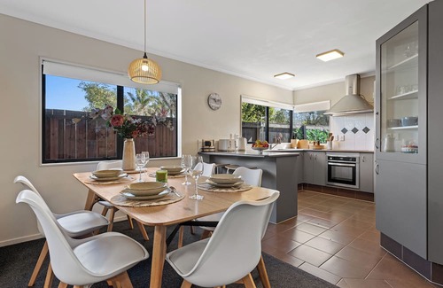 Papamoa Beach House | Papamoa Waves - Seaside Getaway