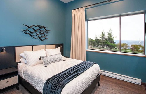 Downtown - Waterfront Hotel | The Intrepid
