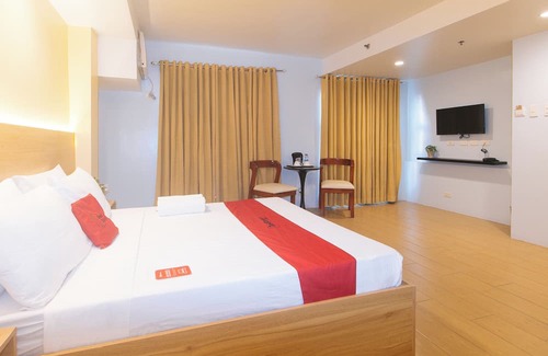 Bangkal Hotel | RedDoorz at LuxeLite Suites Makati