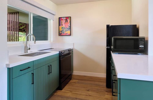 Historic Lahaina Front Street Apartment | Royal Lahaina Bungalows & Spa