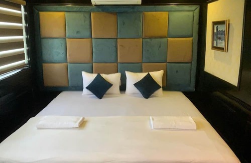 Cat Hai Boat Rental | Cat Ba Ocean Cruise 7
