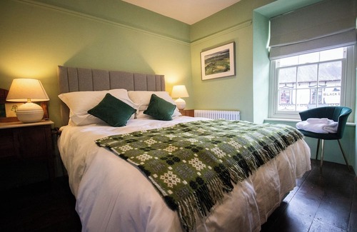 Llangadog House | Y Castell