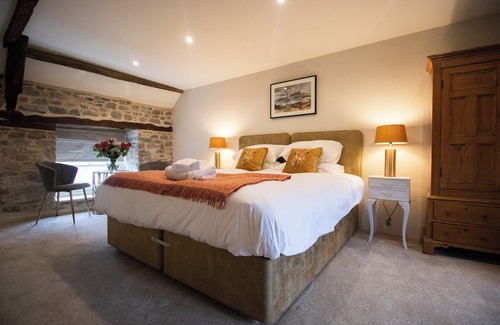 Llangadog House | Y Castell