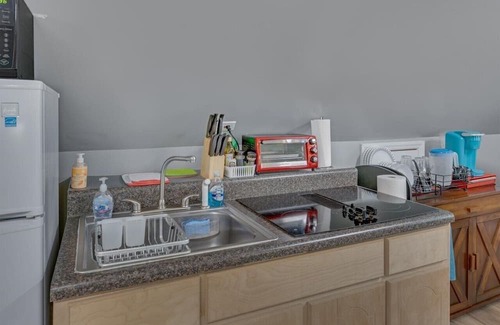 Cross-County House | White Oak Studio At Patterson Place 1 Bedroom Home by Quantum Suites
