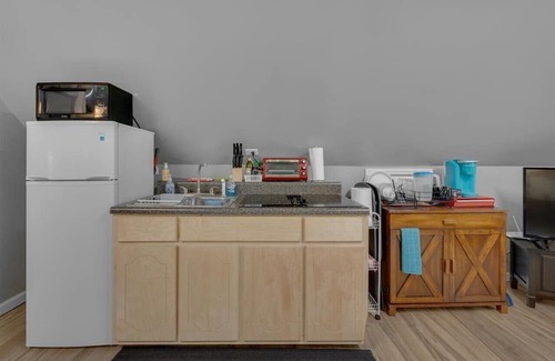 Cross-County House | White Oak Studio At Patterson Place 1 Bedroom Home by Quantum Suites