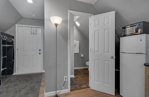 Cross-County House | White Oak Studio At Patterson Place 1 Bedroom Home by Quantum Suites