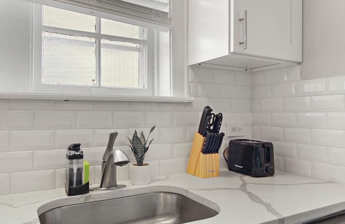 Skokie Apartment | Skokie 2BR Apt - Bright & Central