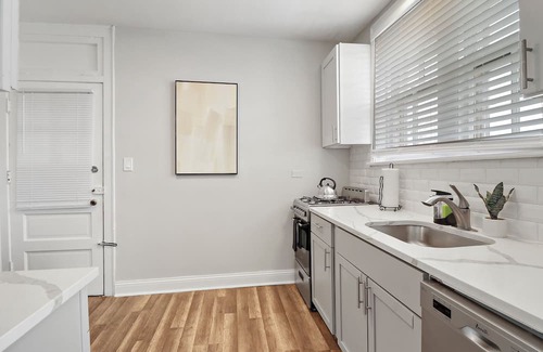 Skokie Apartment | Skokie 2BR Apt - Bright & Central