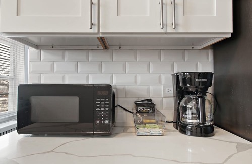 Skokie Apartment | Skokie 2BR Apt - Bright & Central