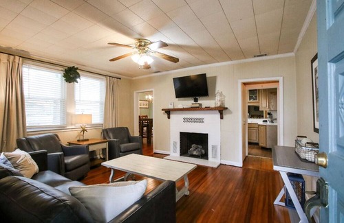 Richmond Hill House | Charming cottage with room for 6. Fenced backyard and covered parking.