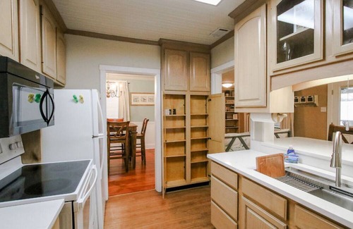 Richmond Hill House | Charming cottage with room for 6. Fenced backyard and covered parking.