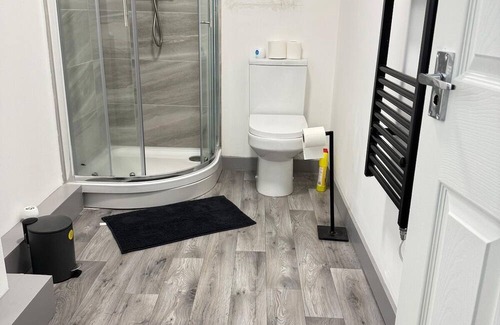 Yeadon Apartment | Business l Leisure l Contractors