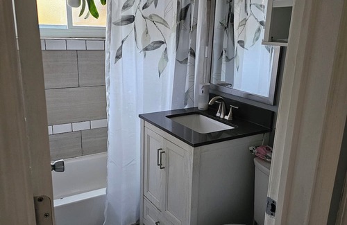 East Side House | Twin bed room , smart TV 32" with shared bathroom