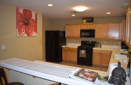 Peters House | Charming 3-bedroom 2.5bath house in Manteca with AC and WIFI with fiber optic .