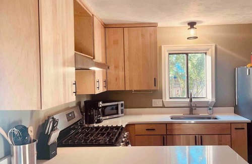 Franklin to the Fort House | Little White Cottage : Fenced Yard : 2 BD