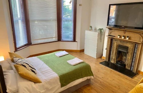 Balham House | Spacious Deluxe Room with Garden F6