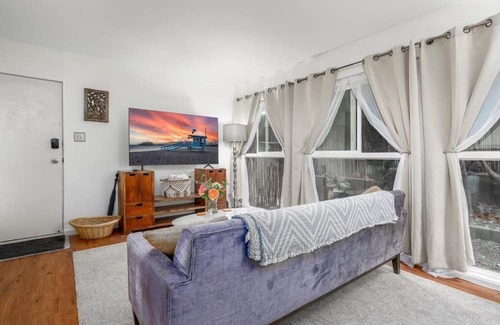 Sunset Park Apartment | Santa Monica Beach Retreat - Off street parking and walkable to everything!
