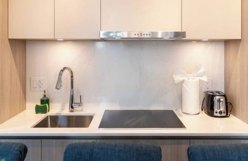 Garden District Condo | Modern Condo by Dundas Sq, 3BDR/2BTH + City Views
