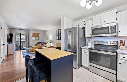 Palmetto Dunes Apartment | 2BR 2 Min to Beach Pool Tennis King Bed