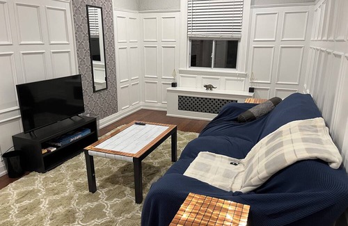Koreatown House | Central charming home for up to 8, 5 mins to subway!