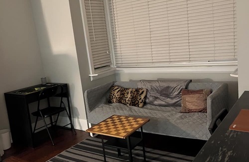 Koreatown House | Central charming home for up to 8, 5 mins to subway!