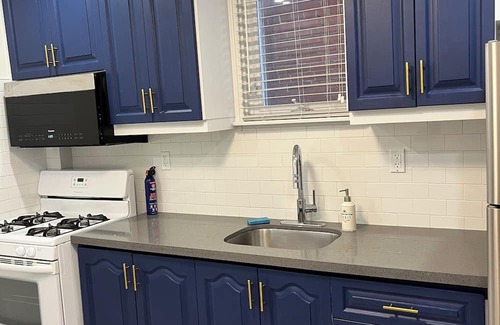 Koreatown House | Central charming home for up to 8, 5 mins to subway!