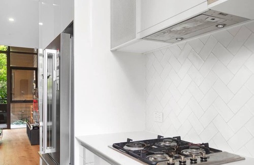Waterloo House | Modern Split Level 2Bed w Pool