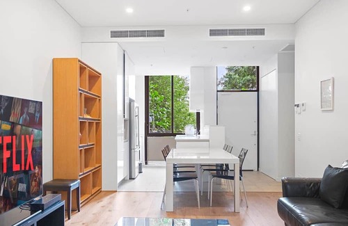 Waterloo House | Modern Split Level 2Bed w Pool