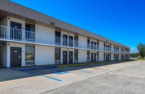Hamilton House | Experience Relaxation with Pool and Free On-Site Parking | 4 Affordable Rooms