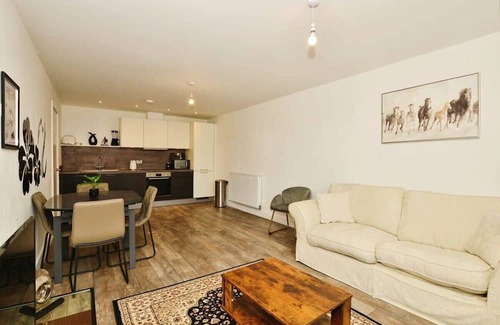 Ashford Apartment | Modern 2 Bedroom Apartment with parking - Ashford