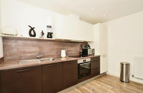 Ashford Apartment | Modern 2 Bedroom Apartment with parking - Ashford