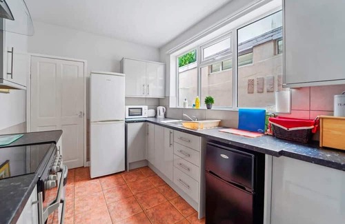Wolverhampton House | 4 Bed Homely Retreat - Wolverhampton