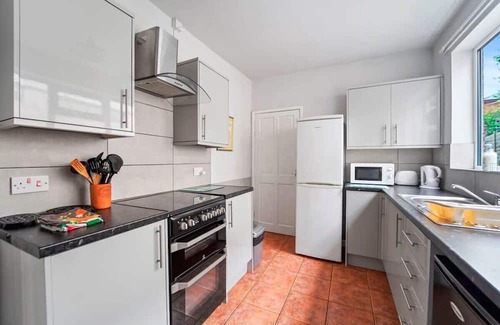 Wolverhampton House | 4 Bed Homely Retreat - Wolverhampton