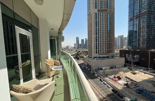 Dubai Media City Apartment | Luxurious 1-Bedroom Apartment in Dubai Marina: Pool, Hot Tub & Workspace