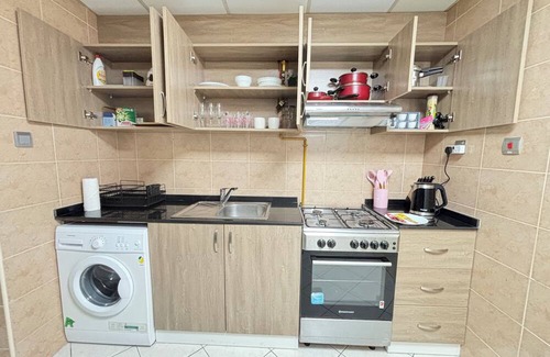 Dubai Media City Apartment | Luxurious 1-Bedroom Apartment in Dubai Marina: Pool, Hot Tub & Workspace