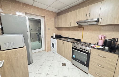 Dubai Media City Apartment | Luxurious 1-Bedroom Apartment in Dubai Marina: Pool, Hot Tub & Workspace