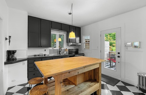 Vieux-Limoilou House | Rurality in the Hearth of the City (Free parking, 15 min from Old Qc)