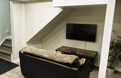 Northwest Calgary House | Amazing Location! 2 Bedroom Entire Basement Guest Suite - 8 min to YYC airport
