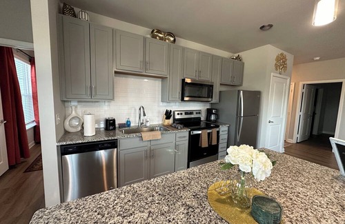 Summerville Apartment | Charming 2-bedroom apartment in delightful Summerville with WiFi, AC
