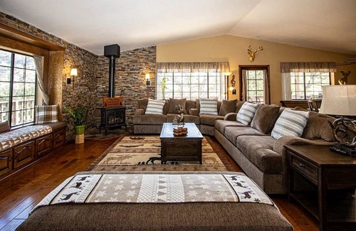 Kernville Cabin | Golden Deer Cabin: 3-Story Cozy Lodge, Game Room, Fire Pit, Mountain View, River