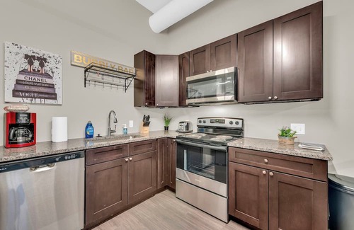 Waldron House | Modern & Nice Place in Kansas Free Parking & WiFi Near Airport Very Convenient