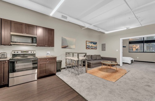 Waldron House | Modern & Nice Place in Kansas Free Parking & WiFi Near Airport Very Convenient