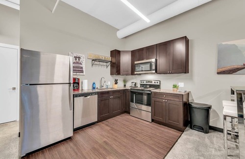 Waldron House | Modern & Nice Place in Kansas Free Parking & WiFi Near Airport Very Convenient