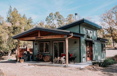 Mariposa House | Cozy & Quiet Couples Getaway Minutes to Yosemite