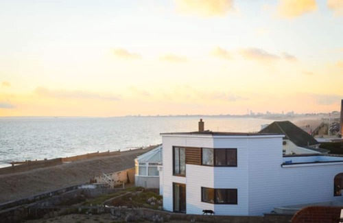 South Hayling Apartment | Beachfront 3BR | Amazing View | 7 Guest