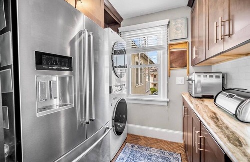North End House | 5 bedrooms, Sleeps 12, steps to beach and boards with parking in the Gardens