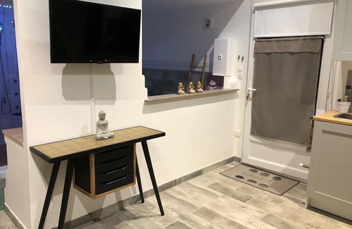 Cheval-Blanc Apartment | Apartment 'Esprit Zen En Provence Spa' with Shared Pool, Wi-Fi and Air Conditioning