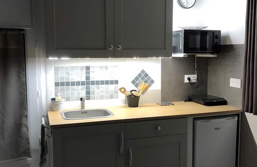 Cheval-Blanc Apartment | Apartment 'Esprit Zen En Provence Spa' with Shared Pool, Wi-Fi and Air Conditioning