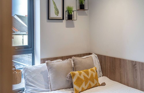 Wolverhampton Apartment | Wolverhampton Trendy Apartment 7. Central Location & Free Parking