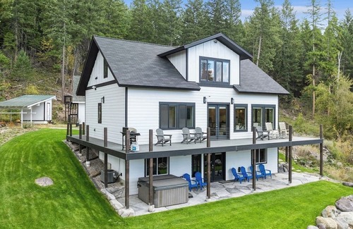 Kalispell House | Idyllic 5BD Montana Home w/private hot tub, fire pit & amazing views! Sleep 8!